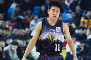 铁！姜伟泽三分4投0中没有得分 拿到1板1助配图