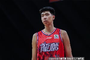 媒体人：徐昕还有不少防守漏洞 想试训NBA须在防守端利用体型优势配图