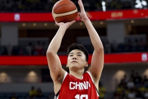 王俊杰展现出了超出年龄的成熟 他对中国男篮来说真的是太宝贵了配图