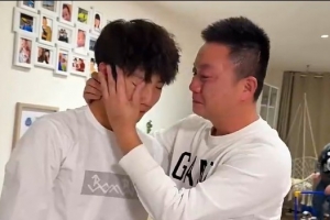 泪崩！拉玛西亚中国第一人李昊炎回忆踢球历程时泪崩，相拥而泣配图