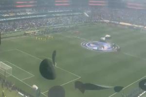 壮观😂FIFA在看台座椅放置彩色纸帽，还未等开球球迷已扔得起劲配图