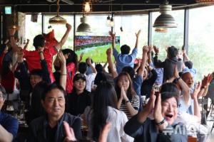 这就是世界杯！韩媒：韩国路上的士司机驻足看球，商场内市民庆祝配图