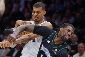 名嘴：文班打球很粗野 肘击里德&推倒布伦森  不握手就是失败者配图