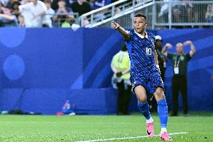 姆巴佩担任法国队长世界杯前两场皆取胜，98年德尚之后非门将首人配图