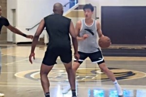刘金雨海外特训！NBA训练师乔丹·劳利全场球局初体验配图