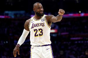 Lowe:詹姆斯都41.5岁了 居然还能霸榜NBA推特圈 这生涯绝了配图
