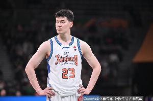 直播吧:新疆男篮与阿不都沙拉木签订为期三年顶薪续约合同配图
